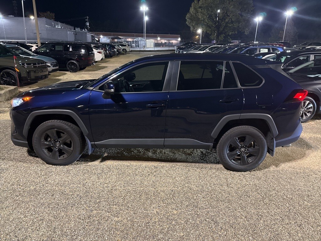 2020 Toyota RAV4 XLE photo 4