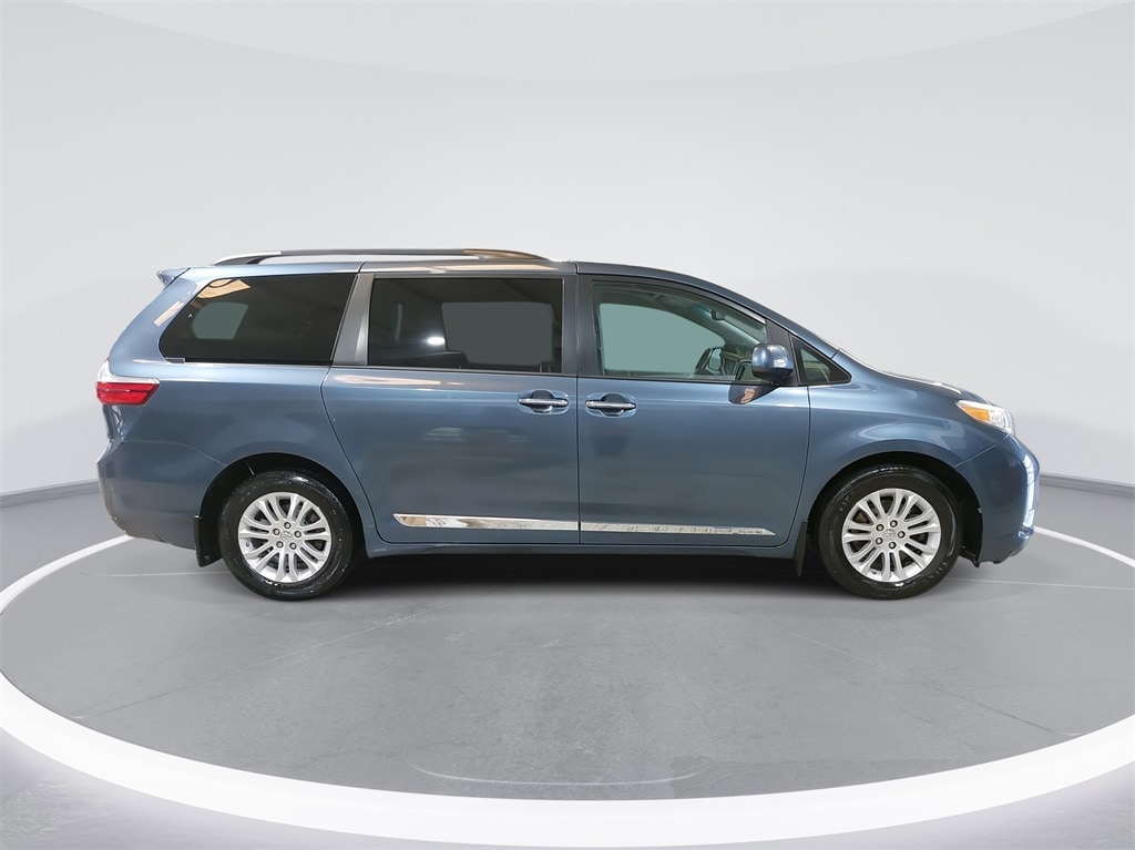 Used 2017 Toyota Sienna XLE Minivan/Van