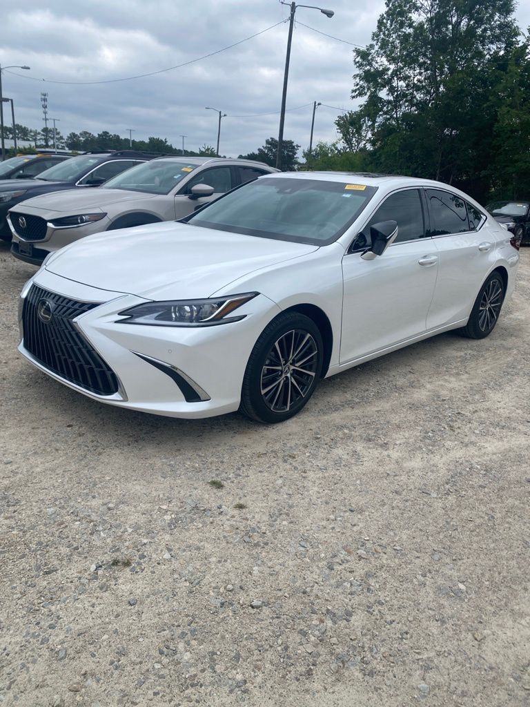 2024 Lexus ES 300h 300h's photo