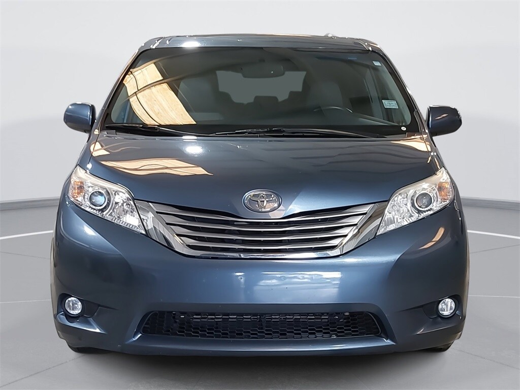 2017 Toyota Sienna XLE photo 2