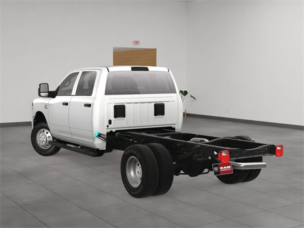 New 2025 Ram 3500 Chassis Cab 3500 TRADESMAN CREW CAB CHASSIS 4X2 60' CA Pickup