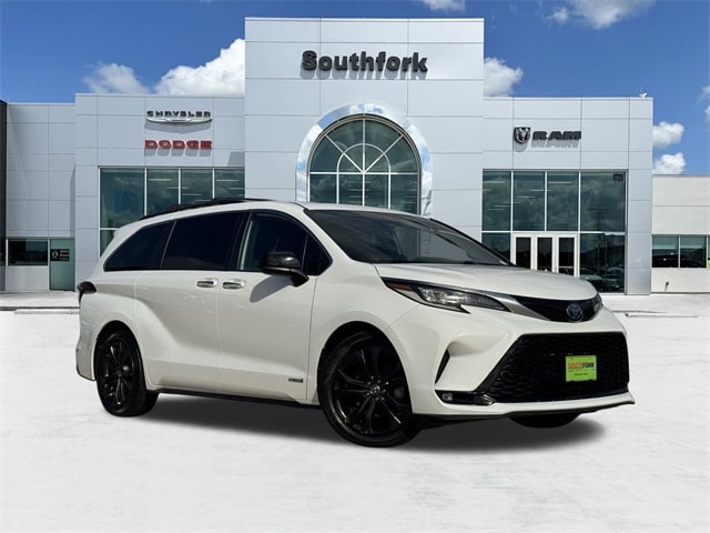 2021 Toyota Sienna XSE's photo