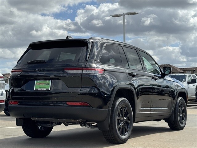 2025 Jeep Grand Cherokee Altitude photo 3