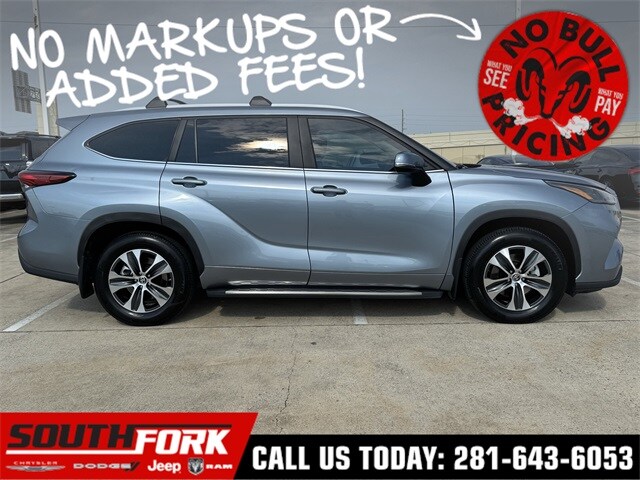 2023 Toyota Highlander XLE photo 3