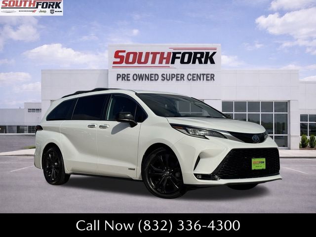 2021 Toyota Sienna XSE's photo