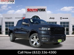 2026 Ram 1500 EXPRESS CREW CAB 4X2 5'7 BOX Pickup