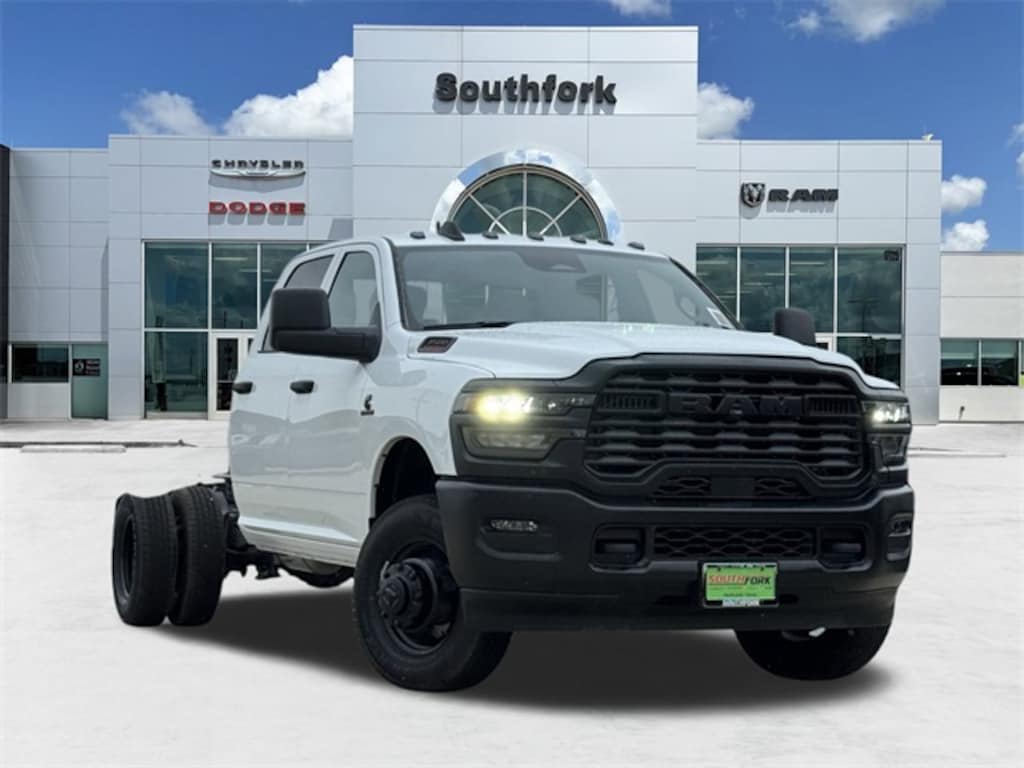 New 2025 Ram 3500 Chassis Cab 3500 TRADESMAN CREW CAB CHASSIS 4X4 60' CA Pickup