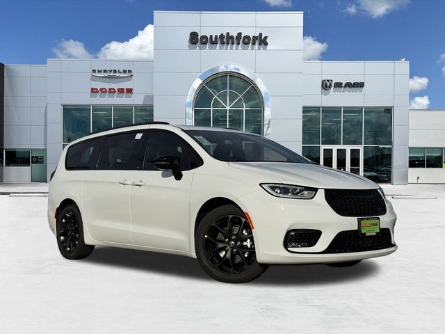 2026 Chrysler Pacifica Limited's photo