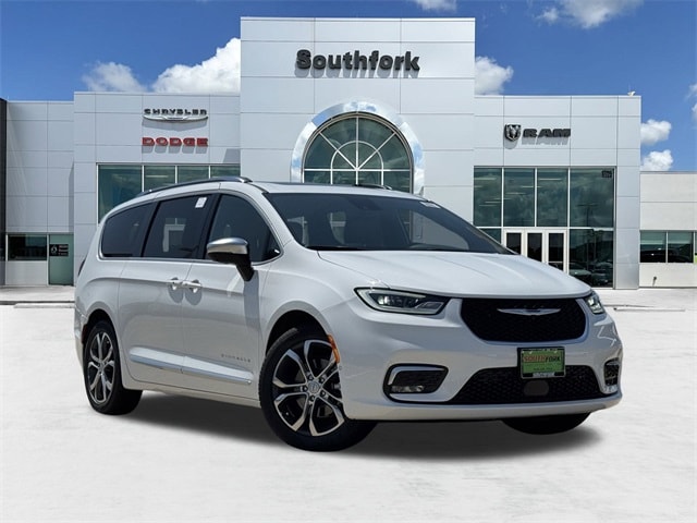 2026 Chrysler Pacifica Pinnacle's photo