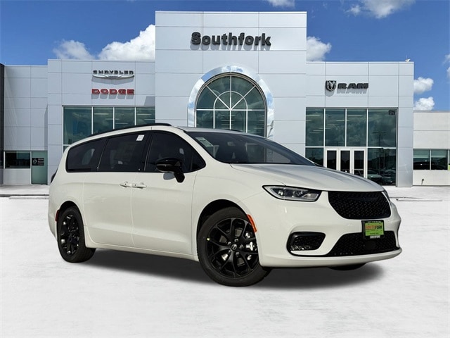 2026 Chrysler Pacifica Limited's photo