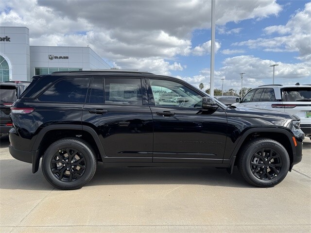 2025 Jeep Grand Cherokee Altitude photo 2