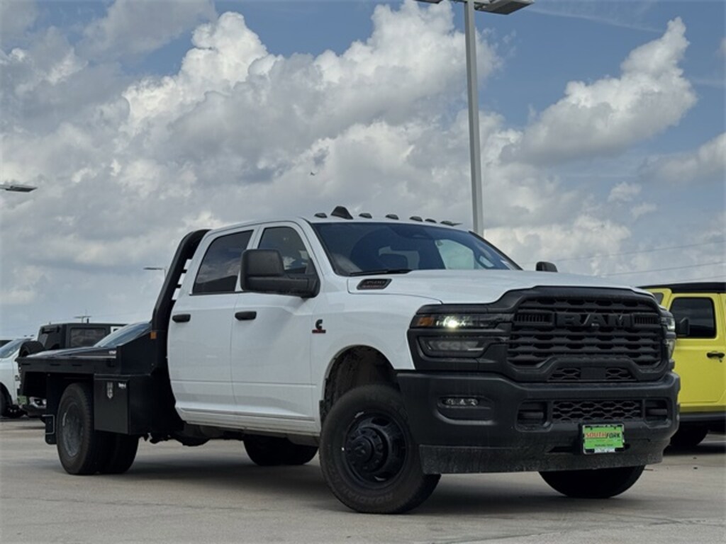 New 2026 Ram 3500 Chassis Cab 3500 TRADESMAN CREW CAB CHASSIS 4X4 60' CA Pickup