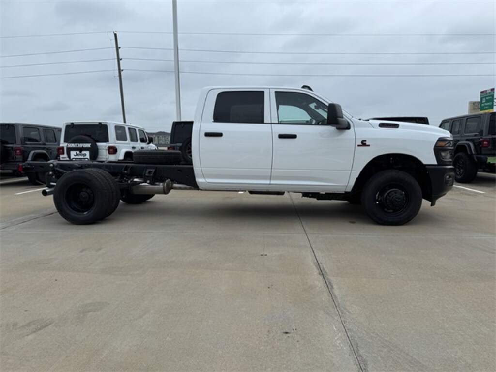 New 2025 Ram 3500 Chassis Cab 3500 TRADESMAN CREW CAB CHASSIS 4X4 60' CA Pickup