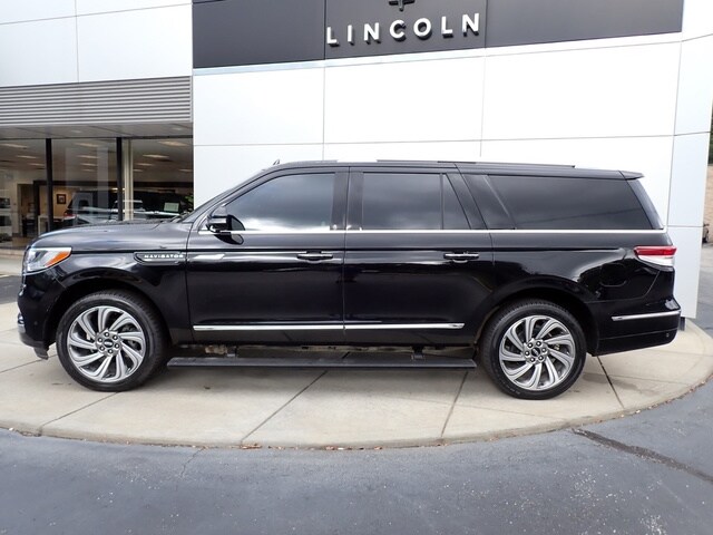 2023 Lincoln Navigator L Reserve photo 2