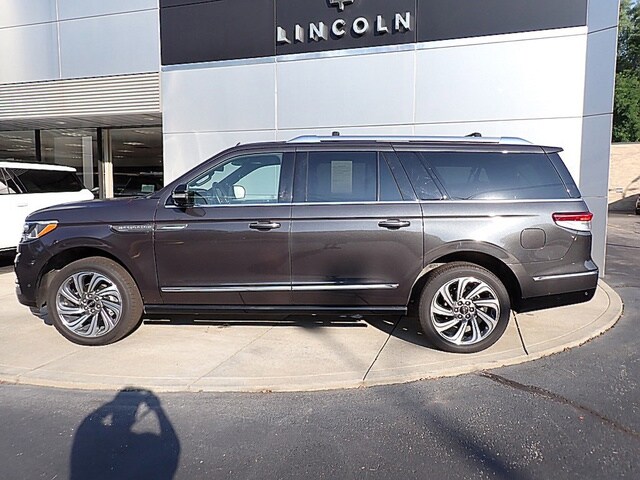 2024 Lincoln Navigator L Reserve photo 2