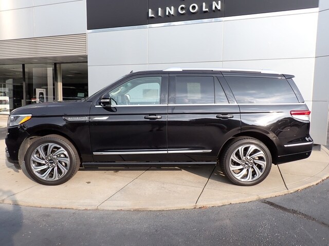 2024 Lincoln Navigator Premiere photo 2