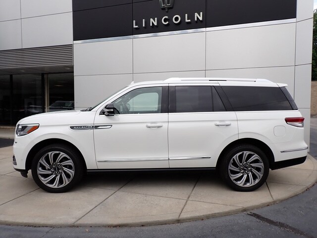 2024 Lincoln Navigator Premiere photo 2