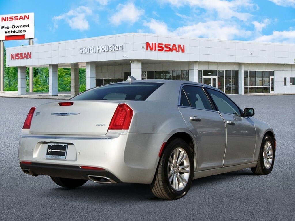 2021 Chrysler 300 Touring photo 4