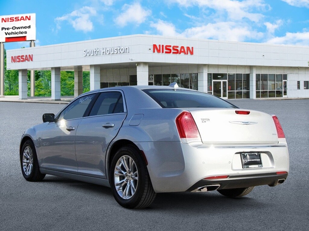 2021 Chrysler 300 Touring photo 3