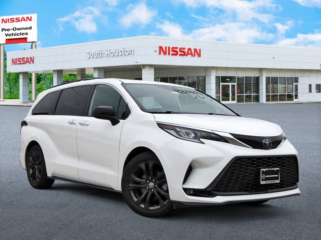 2023 Toyota Sienna XSE's photo