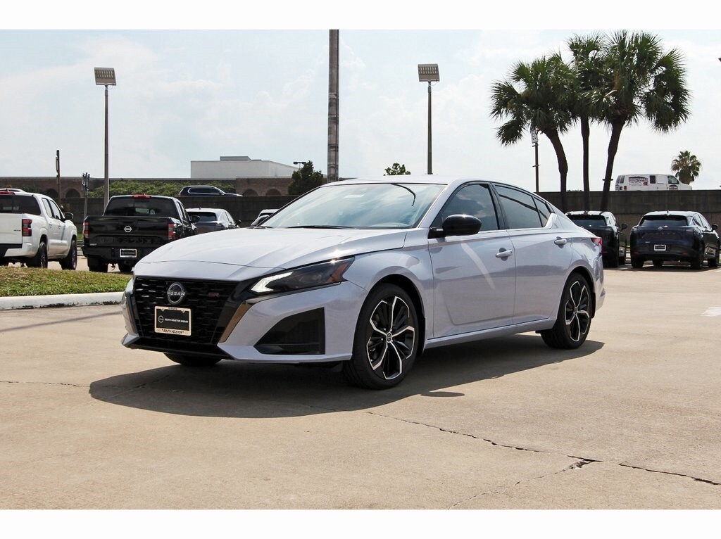 2025 Nissan Altima SR photo 2
