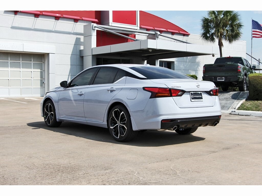 2025 Nissan Altima SR photo 3