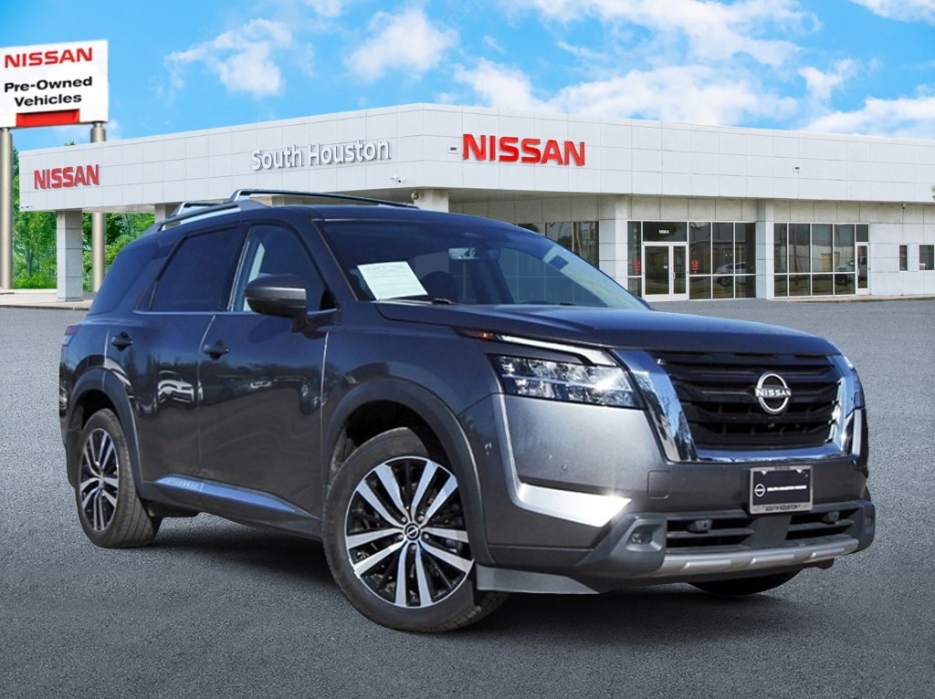 2023 Nissan Pathfinder Platinum's photo