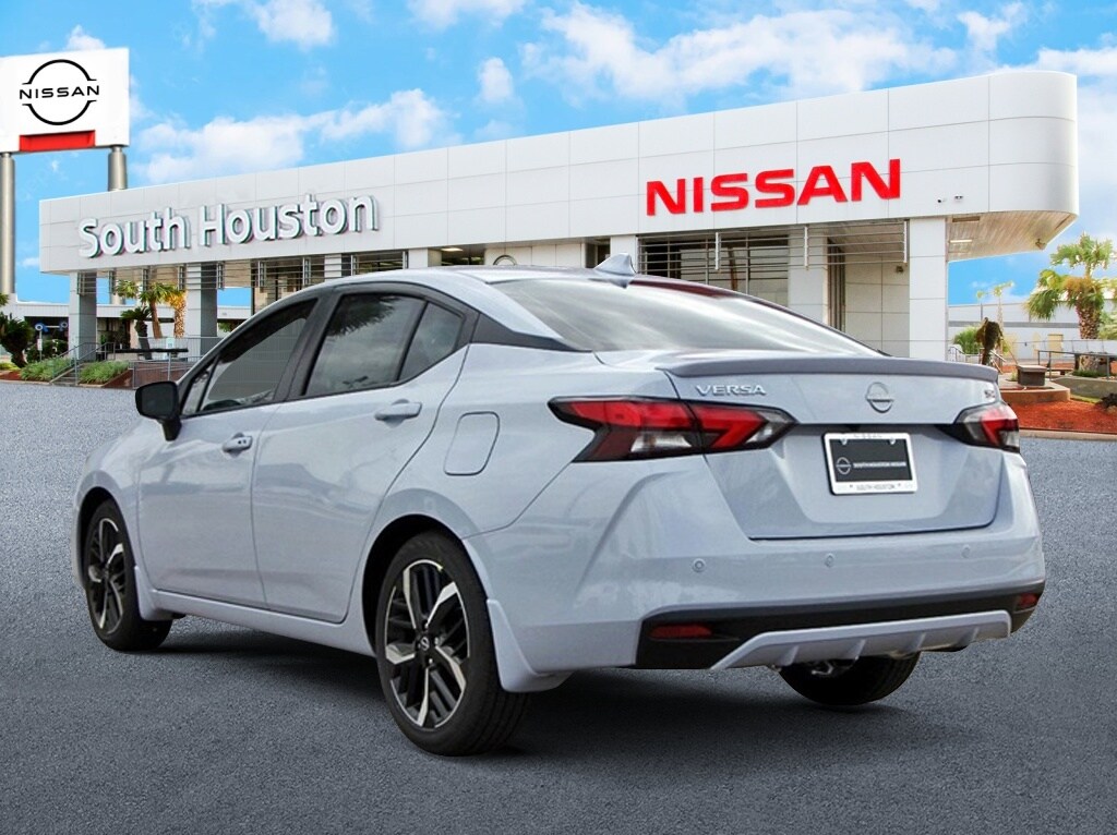 2025 Nissan Versa 1.6 SR photo 2