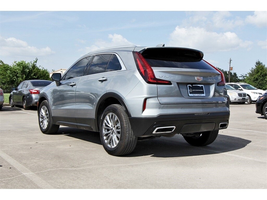 2025 Cadillac XT4 Premium Luxury photo 3
