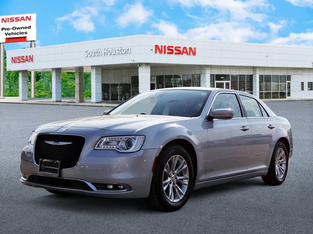 2021 Chrysler 300 Touring photo 2