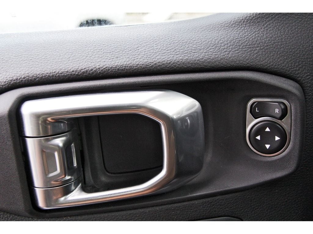 2024 Jeep Wrangler 4-Door Sahara - Photo 20