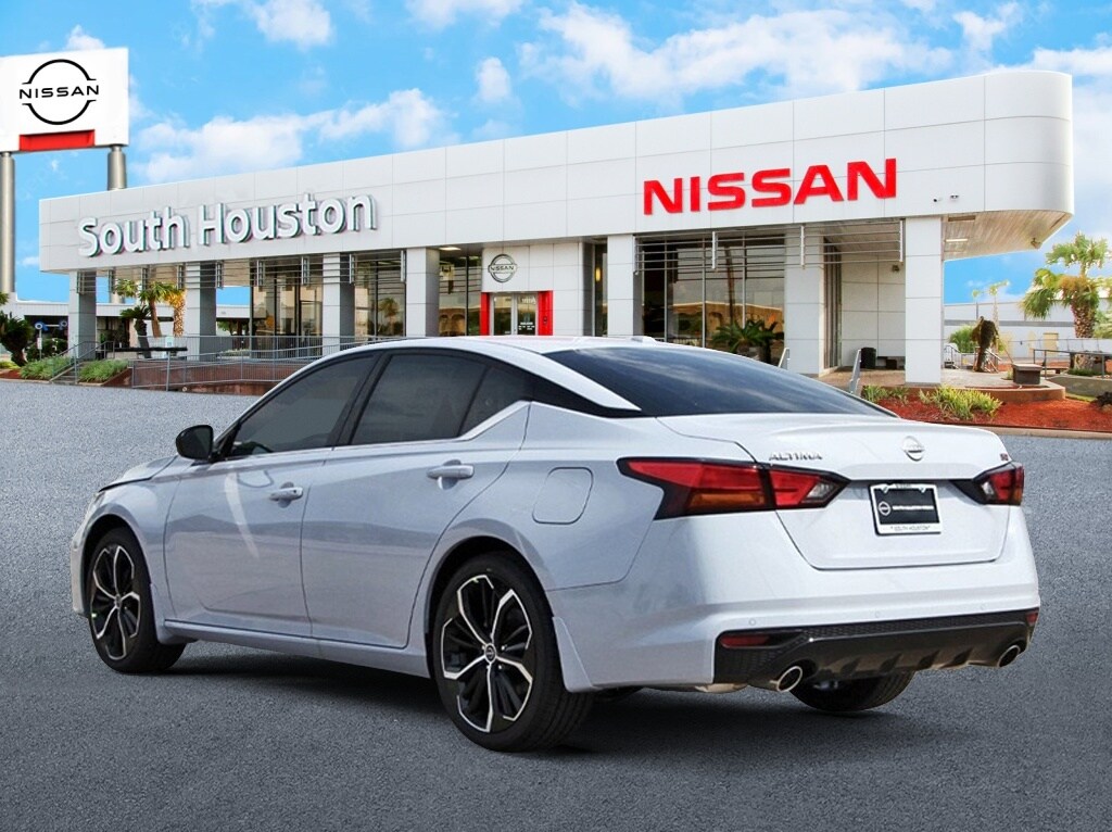 2025 Nissan Altima SR photo 3