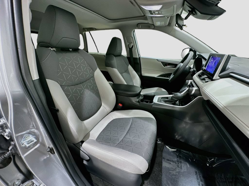 2025 Toyota RAV4 XLE - Photo 27