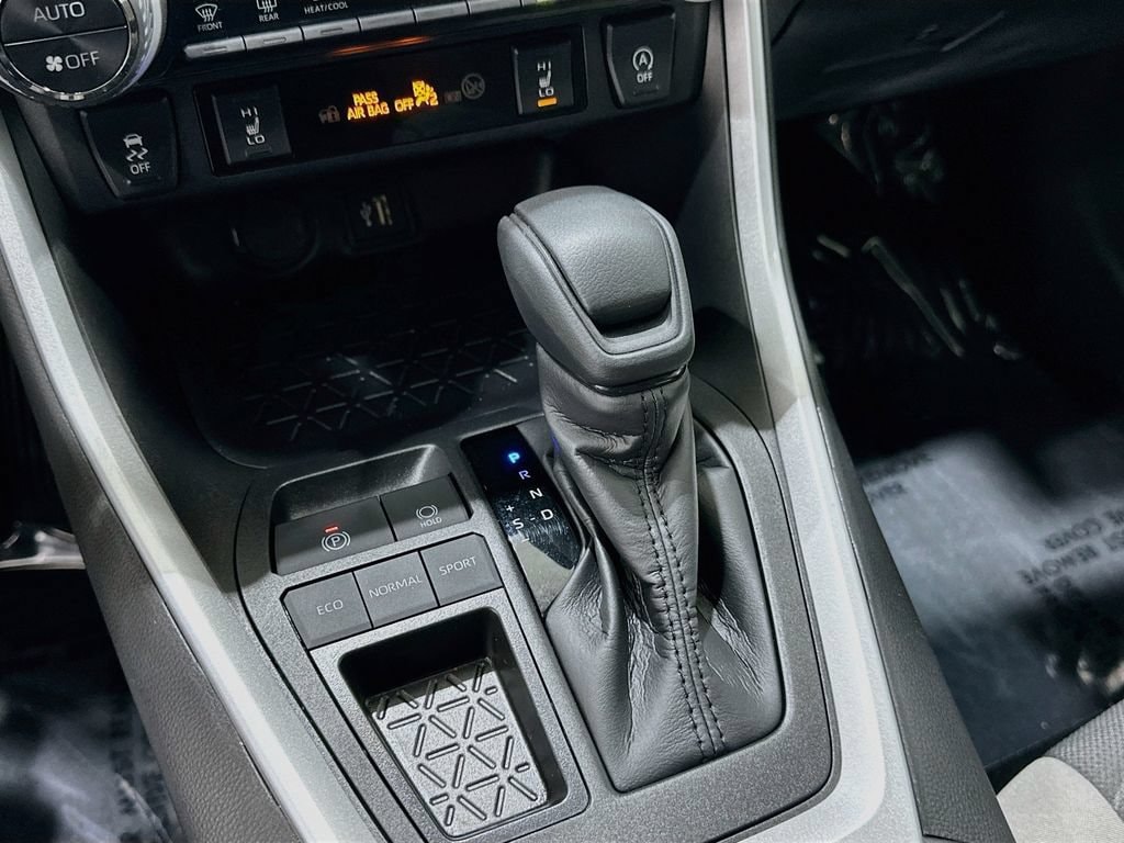 2025 Toyota RAV4 XLE - Photo 16
