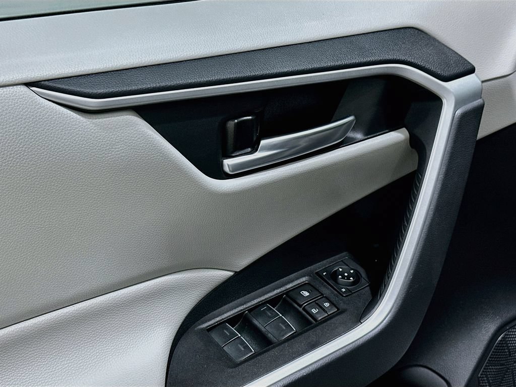 2025 Toyota RAV4 XLE - Photo 17
