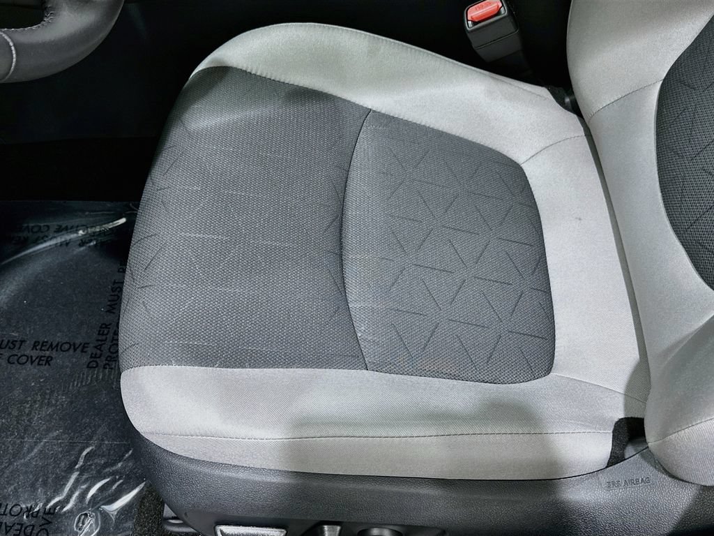 2025 Toyota RAV4 XLE - Photo 19