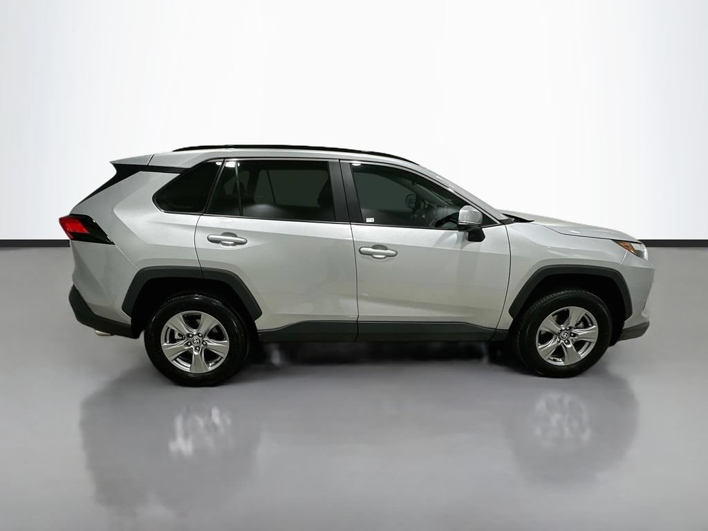 2025 Toyota RAV4 XLE - Photo 8