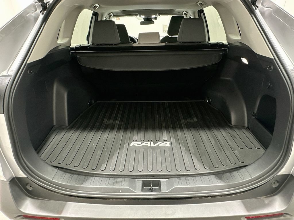 2025 Toyota RAV4 XLE - Photo 25