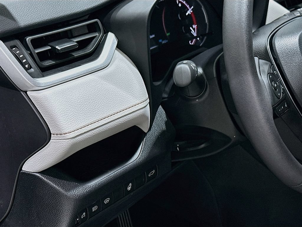 2025 Toyota RAV4 XLE - Photo 10