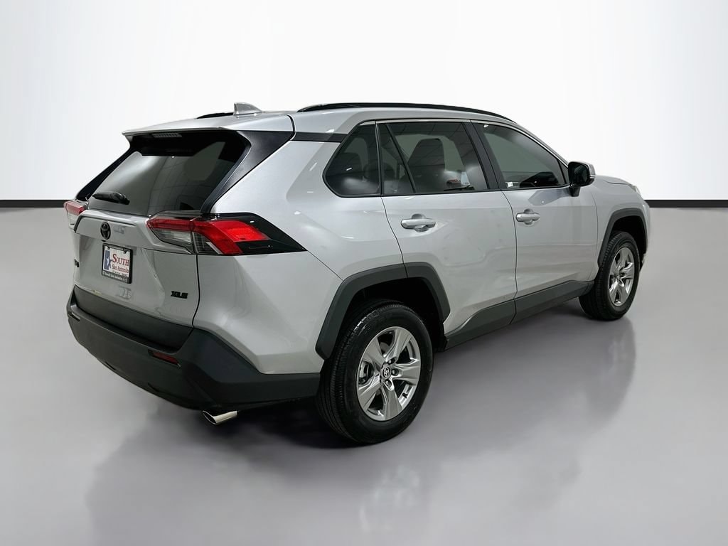 2025 Toyota RAV4 XLE - Photo 7