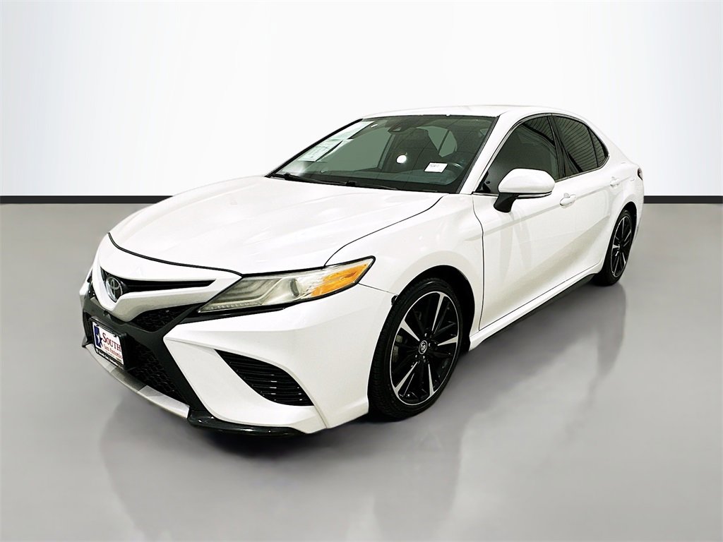 2019 Toyota Camry XSE photo 3