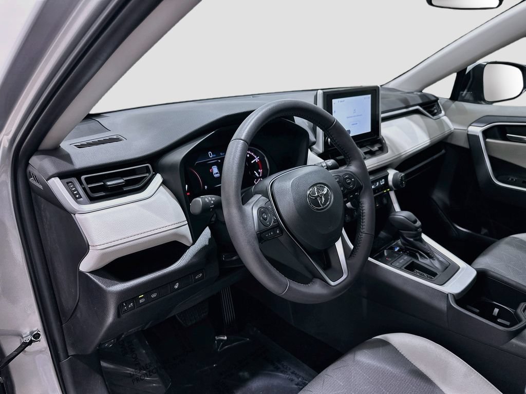 2025 Toyota RAV4 XLE - Photo 9