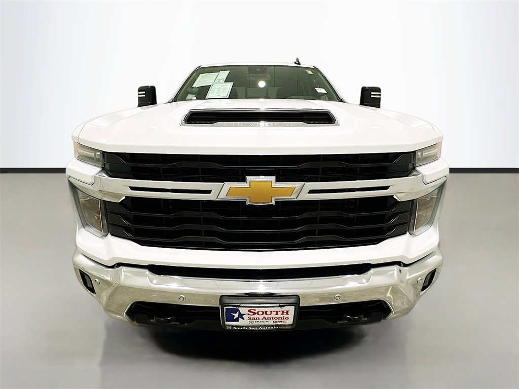 2025 Chevrolet Silverado 2500HD LT photo 2