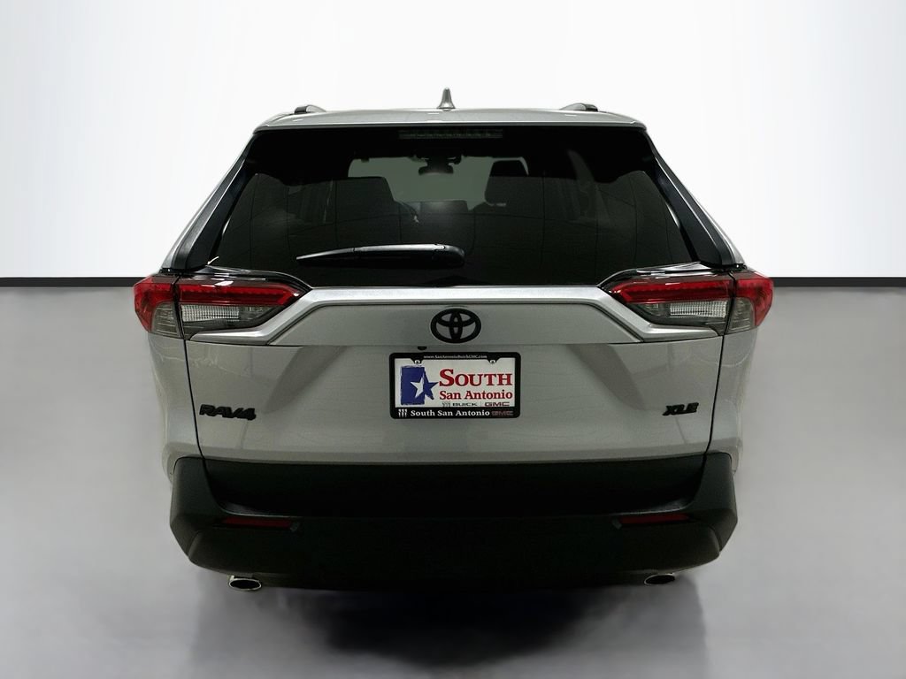 2025 Toyota RAV4 XLE - Photo 6