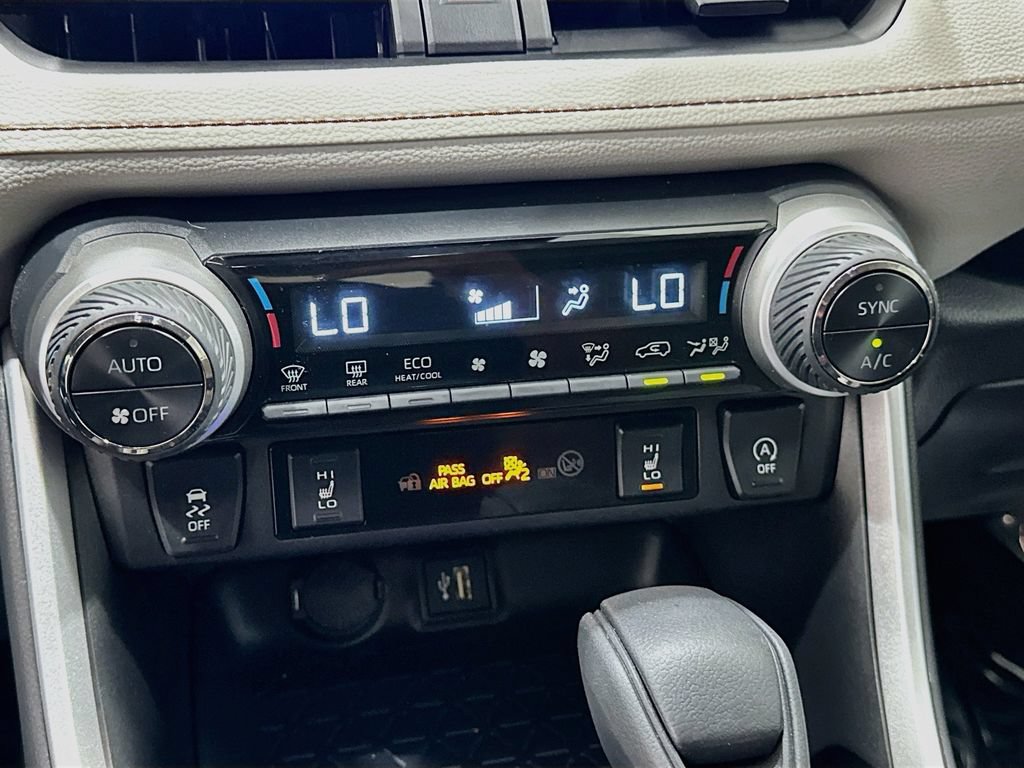 2025 Toyota RAV4 XLE - Photo 15