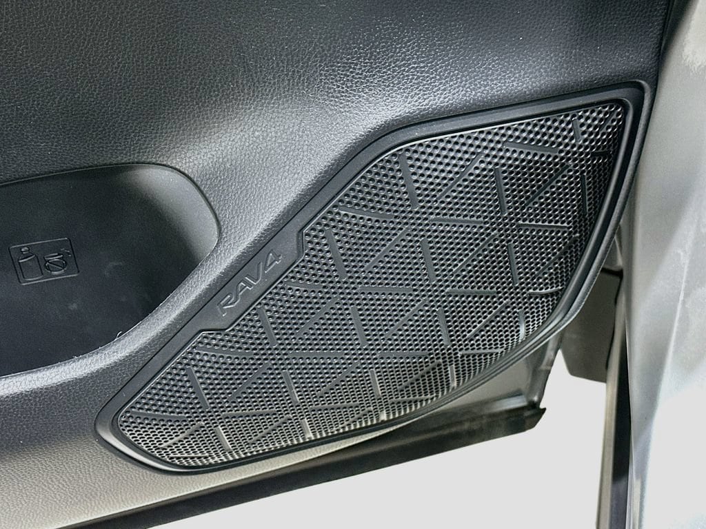 2025 Toyota RAV4 XLE - Photo 18