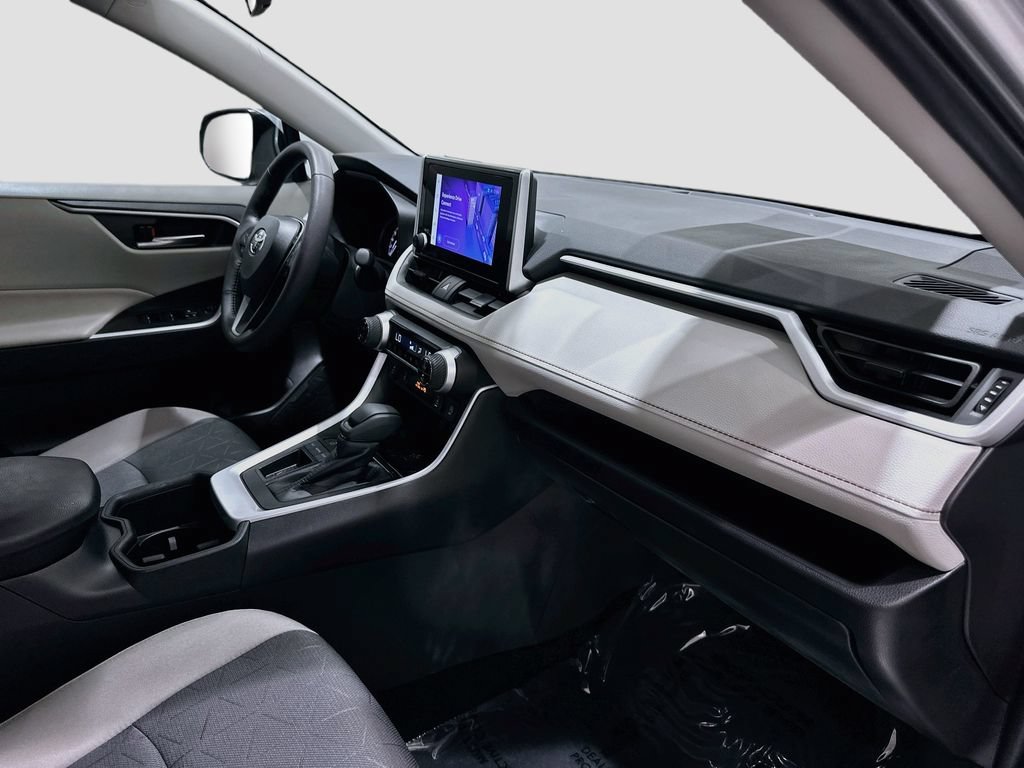 2025 Toyota RAV4 XLE - Photo 28