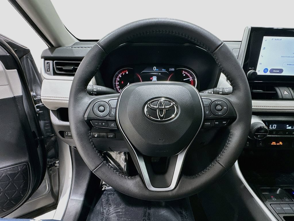 2025 Toyota RAV4 XLE - Photo 11