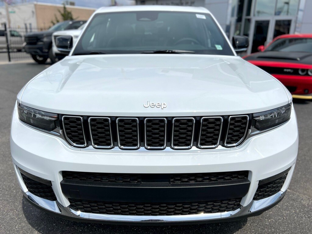 2025 Jeep Grand Cherokee Limited photo 2