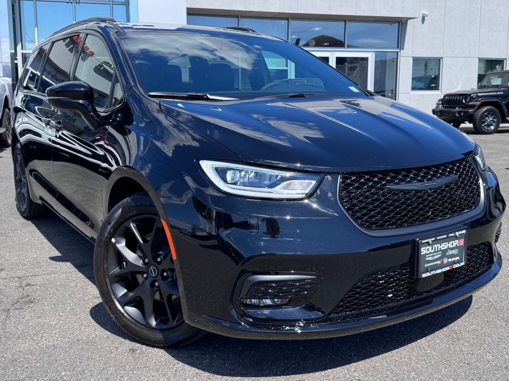 2026 Chrysler Pacifica Select's photo